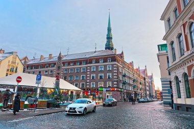 Old Riga güzel mimari alacakaranlıkta
