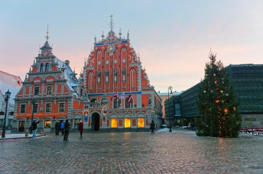 Siyah nokta alacakaranlıkta Riga'da evi
