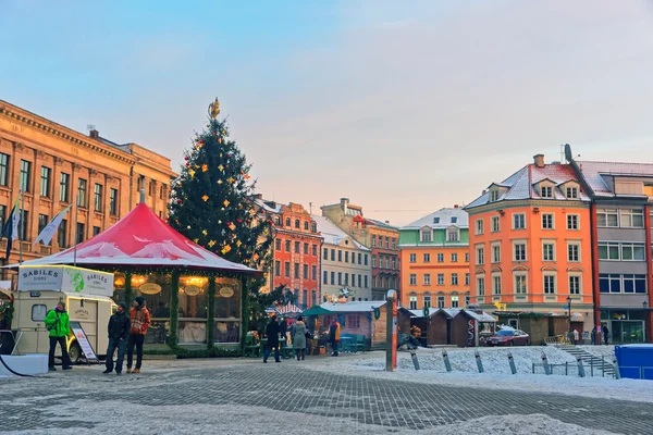 Traditionele kerstmarkt in Riga met een prachtig versieren — Stockfoto