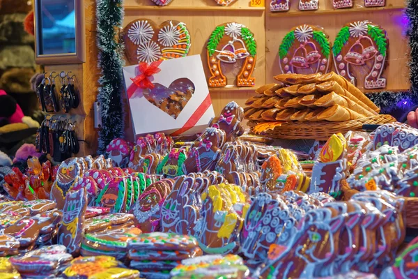 Noel pazarı ve geleneksel gingerbread çerezleri — Stok fotoğraf