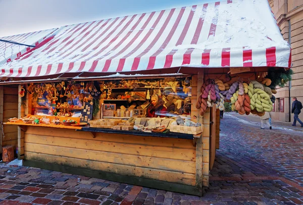 Barraca de mercado de Natal com lembranças de madeira natural para venda — Fotografia de Stock