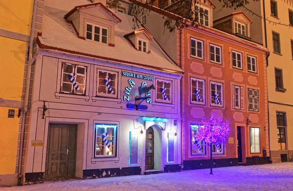 Old Riga binalar Noel dekorasyonu ile