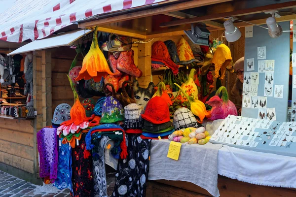 Evropský vánoční trh kabiny v Rize s ručně vyráběné zboží pro — Stock fotografie