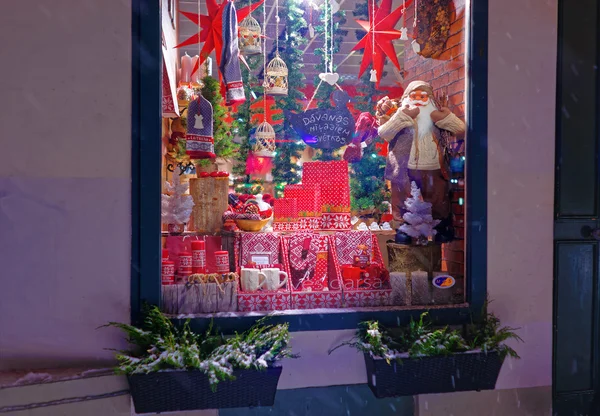 Kerst venster weergeven met seizoensgebonden geschenken — Stockfoto