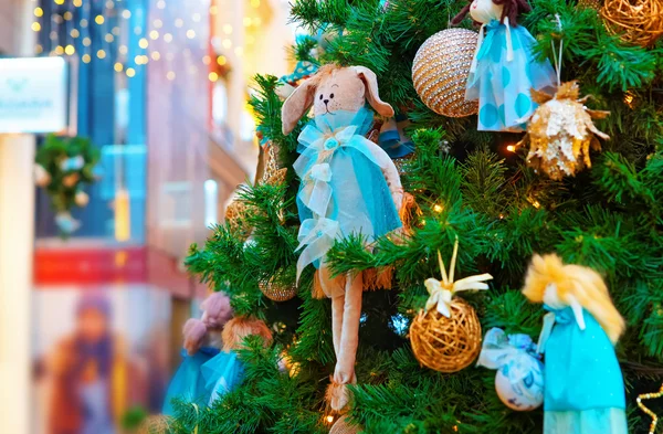 Fragmento del árbol de Navidad decorado con regalos y adornos — Foto de Stock