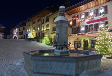 Gruyere sokağa donmuş çeşme