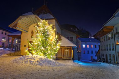 Işıklı Noel köknar ağacı sokak o gece görünümü