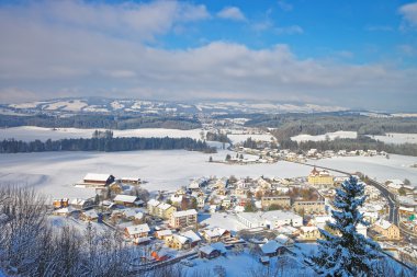 Gruyeres bölgesinin pitoresk küçük köylerde panoramik manzaralı