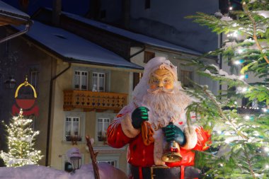 Noel baba figürü Gruyere sokak