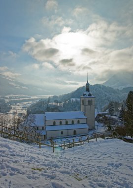 Kilisenin Gruyere castle yakınındaki görünümünü