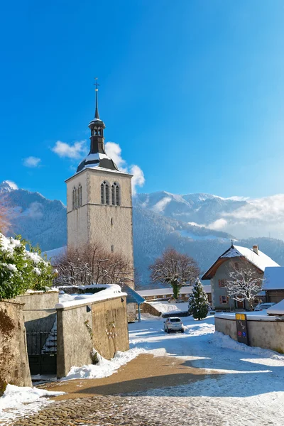 Igreja perto do castelo Gruyere em um dia de inverno claro — Fotografia de Stock