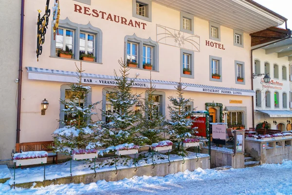 Mysig restaurang i schweiziska byn Gruyères — Stockfoto