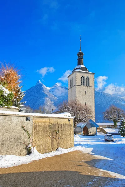 山と冬のグリュイ エール城近くの教会 — ストック写真