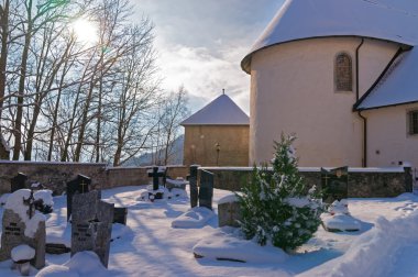 Karla kaplı Ortaçağ mezarlık Gruyere castle yakınındaki