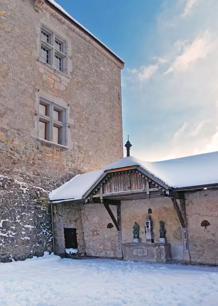 Mauerfragmente rund um die Burg von Gruyeres in der Schweiz — Stockfoto