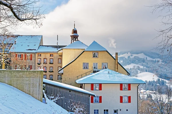 Utsikt över snötäckta medeltida byggnader av Gruyeres — Stockfoto