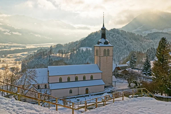 Vista da pitoresca igreja antiga perto do castelo Gruyere e da Suíça — Fotografia de Stock