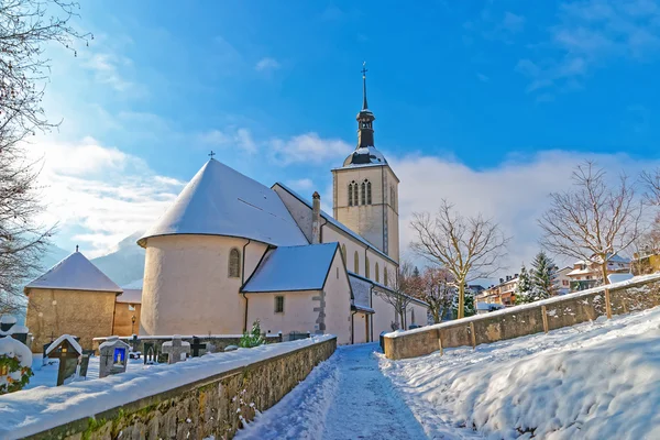 Vista de la pintoresca iglesia antigua cerca del castillo de Gruyere —  Fotos de Stock