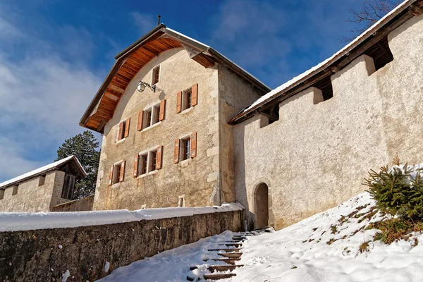 Mauern um eine berühmte mittelalterliche Burg von gruyeres — Stockfoto