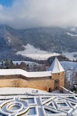 Gruyeres chateau arkasında güzel bir Fransız Bahçe görünümünü