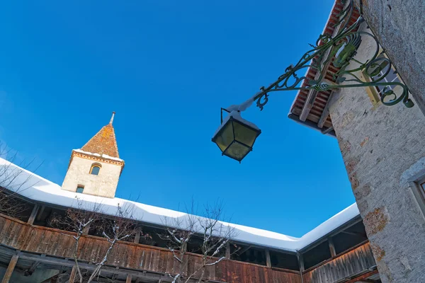Gallerie del castello di Gruyeres in una giornata invernale soleggiata — Foto Stock