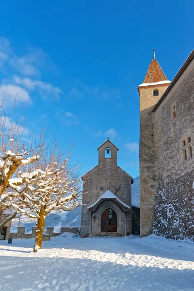 Dinky kleine Kapelle vor dem Schloss von gruyeres — Stockfoto