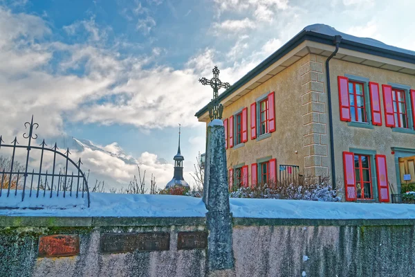 Fragment of a beautiful medieval building in the town of Gruyere — Stock Photo, Image