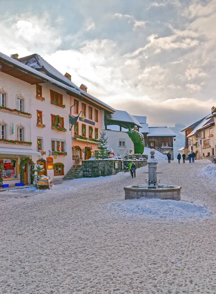 Вид на ринок місце в швейцарському селищі Gruyeres, Швейцарія — стокове фото
