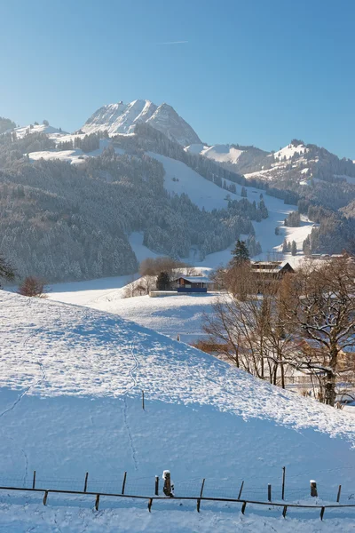 Pittoreska vinterlandskap av schweiziska bergen — Stockfoto