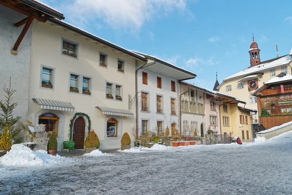 Utsikt över huvudgatan i den schweiziska staden Gruyères täckt med snö — Stockfoto