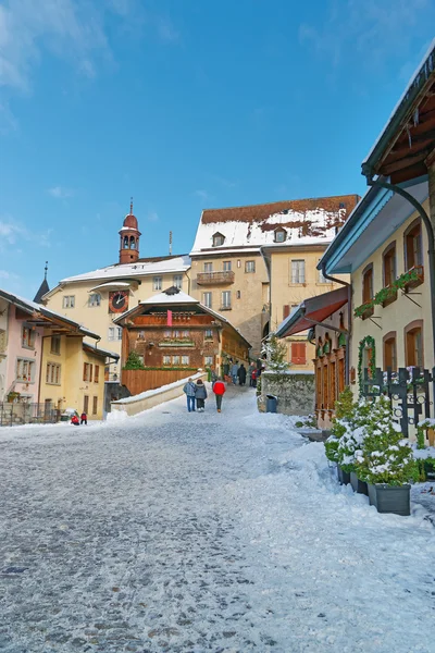 Veduta della strada principale della città svizzera Gruyeres decorato per Natale — Foto Stock