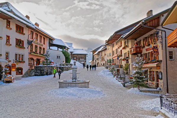 Vista de invierno del mercado en el centro de Gruyeres —  Fotos de Stock