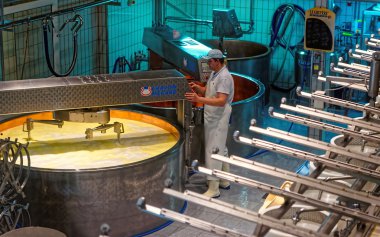 Bir ünlü Gruyere Peynir yapmak için bir bakır İbriği süt Isıtma