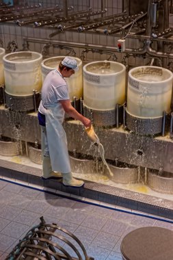 Sıcak süt ve lor peynir kalıpları içine yerleştirilen