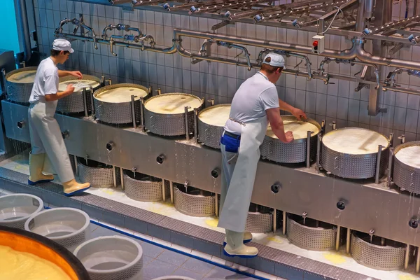 Lavoratori durante il processo di produzione del formaggio Gruyere — Foto Stock