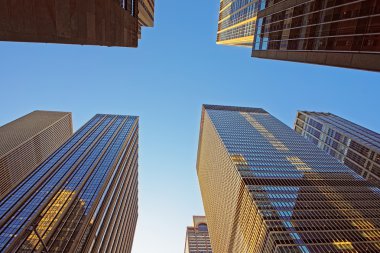 New York içinde gökdelenler görünümünü tabandan