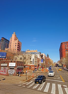 Güneşli New York şehir sokak kahverengi tuğla binalar ile