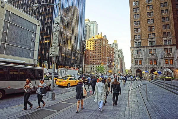 La gente camina por la Sexta Avenida en Nueva York — Foto de Stock