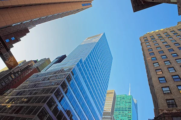 Silhuetas de arranha-céus modernos em Lower Manhattan — Fotografia de Stock
