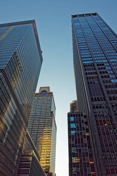 Grattacieli su uno sfondo di cielo blu — Foto Stock