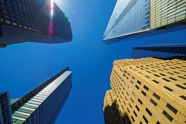 Rascacielos elevándose al cielo en el Bajo Manhattan — Foto de Stock