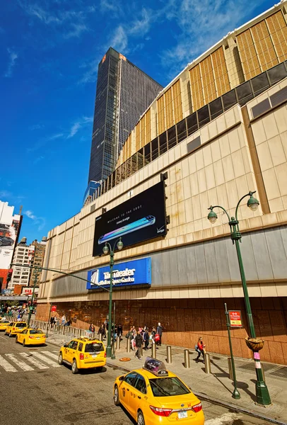 Gelbe Taxis vor dem Theater am Madison Square — Stockfoto