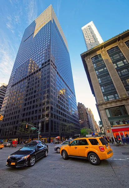 노란색 택시는 맨해튼 거리에서 최대 속도 — 스톡 사진