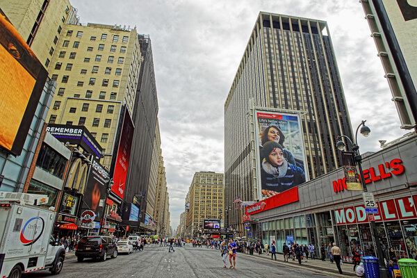 Молодая пара переходит дорогу не в том месте
