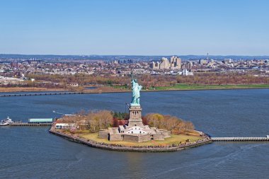 Özgürlük heykeli ile şehir merkezine Brookyn TH havadan görünümü
