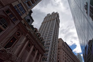 New York City gökdelen bulutlu gökyüzü karşı