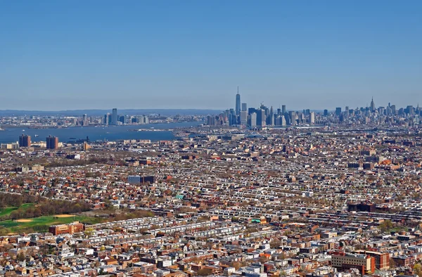 Вид с воздуха на Бруклин и Манхэттен на заднем плане — стоковое фото