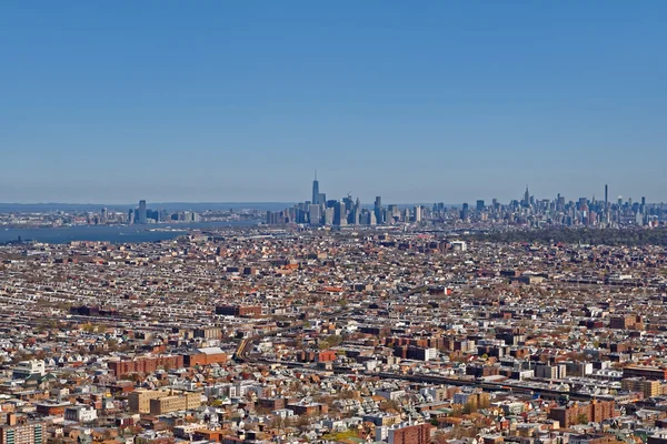 Вид с воздуха на Бруклин с небоскребами Нижнего Манхэттена на заднем плане — стоковое фото