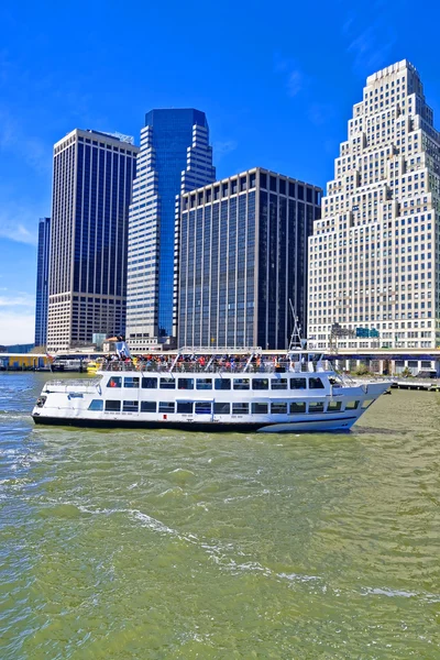 East River prom łodzi pozycji w Midtown Manhattan — Zdjęcie stockowe