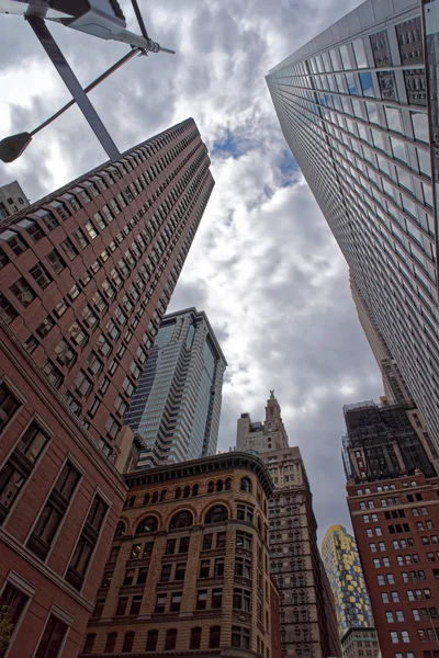 뉴욕 고층 빌딩의 낮은 각도 보기 — 스톡 사진
